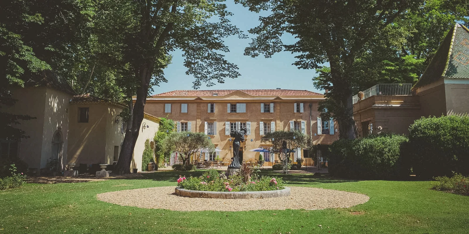 Provenzalisches Château mit Springbrunnen im Vorgarten, Hochzeitslocation in Südfrankreich