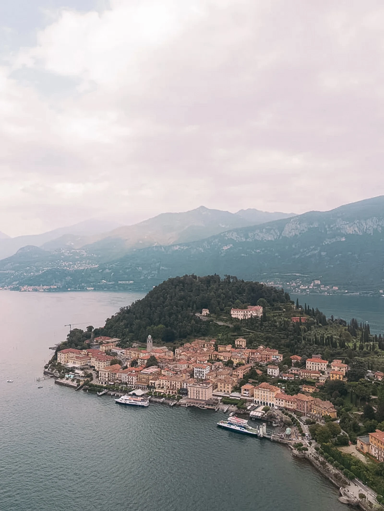 Blick über ein Städtchen am Comer See mit Bergpanorama, Destination Wedding in Italien