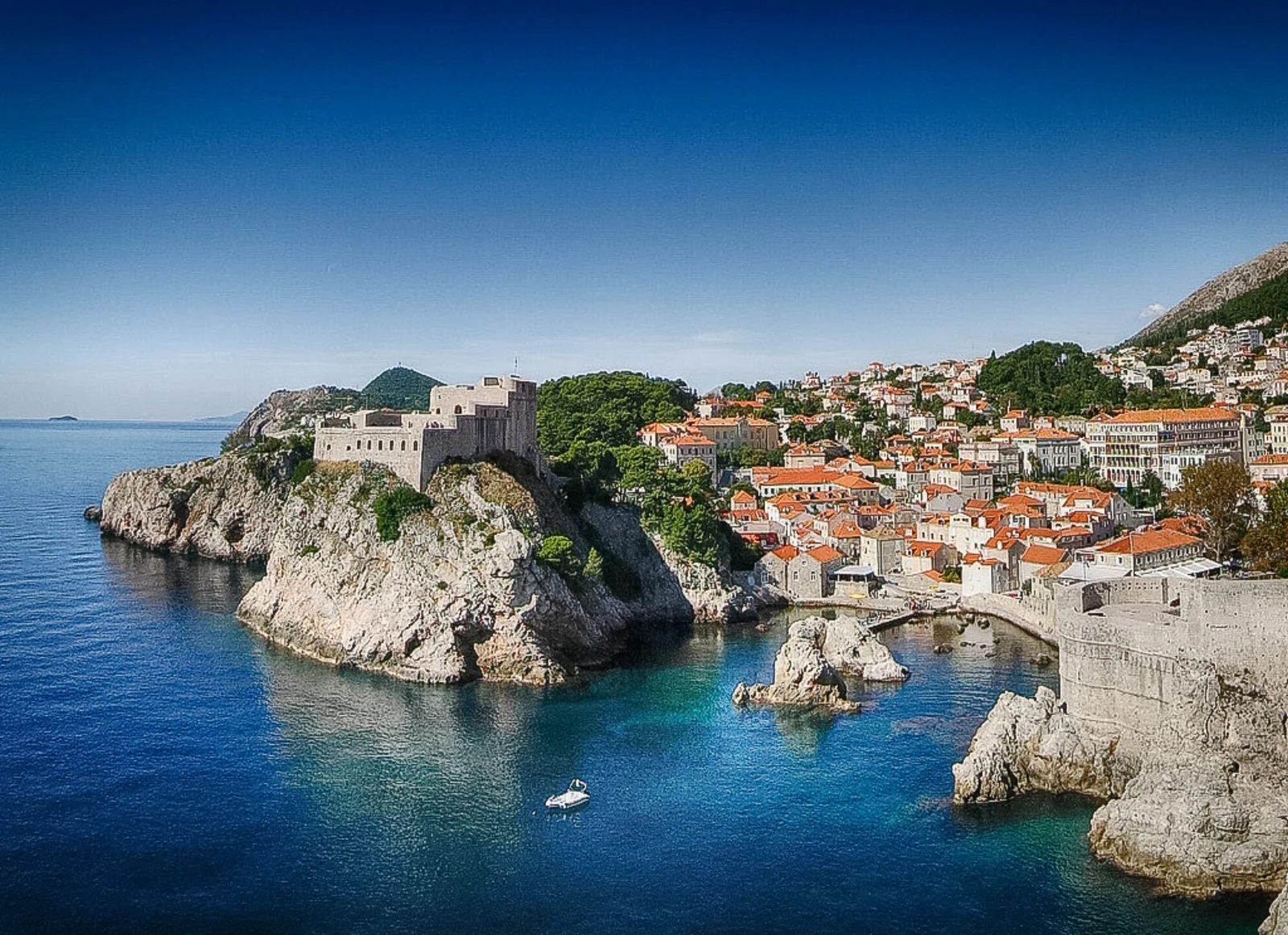 Küstenfestung über der türkisen Adria bei Dubrovnik, Kulisse für eine Destination Wedding in Kroatien
