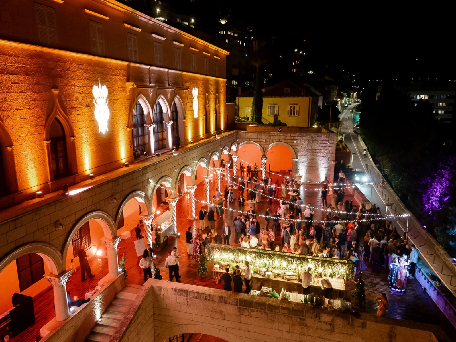 Nächtliche Hochzeitsparty in einer historischen Steinfestung in Dubrovnik, warm beleuchtet