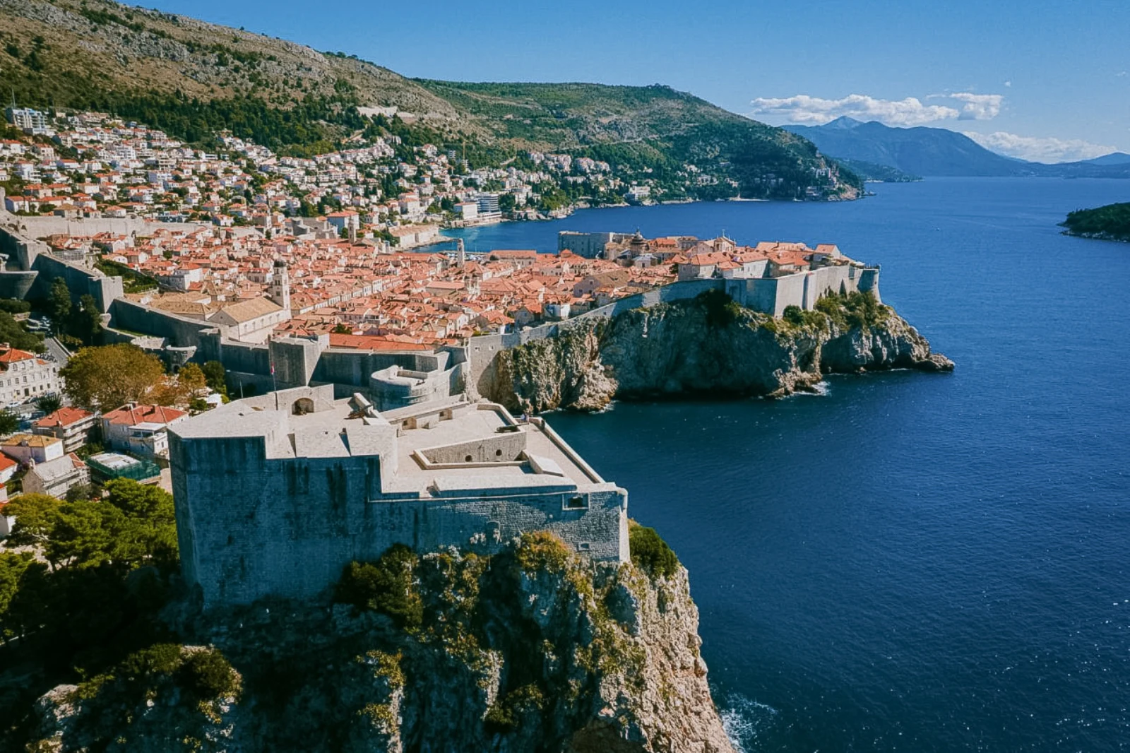 Luftaufnahme der Altstadt von Dubrovnik mit Stadtmauer am Meer