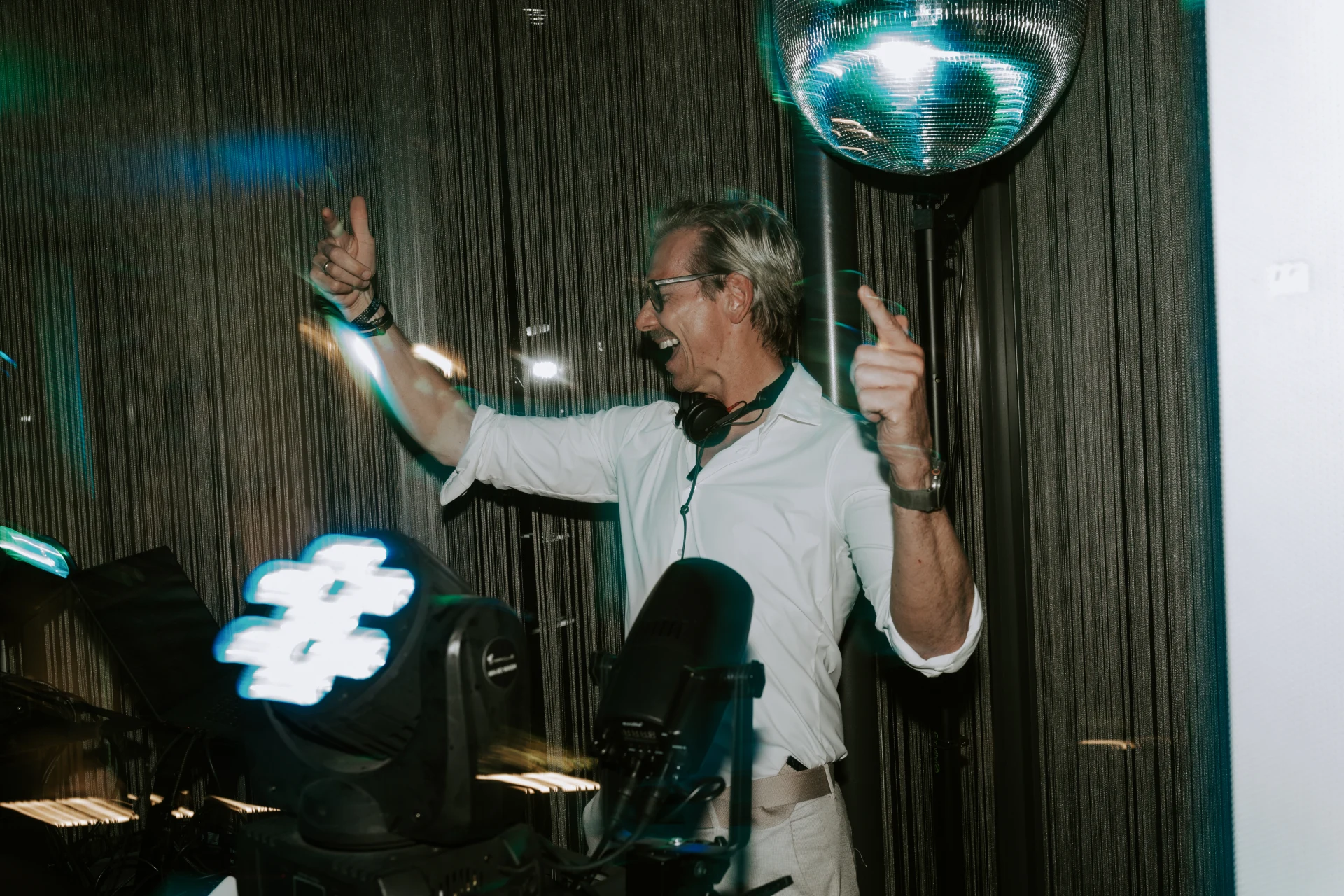 Alex Maus an der Discokugel auf einem Event, Arme hoch, ausgelassene Partystimmung